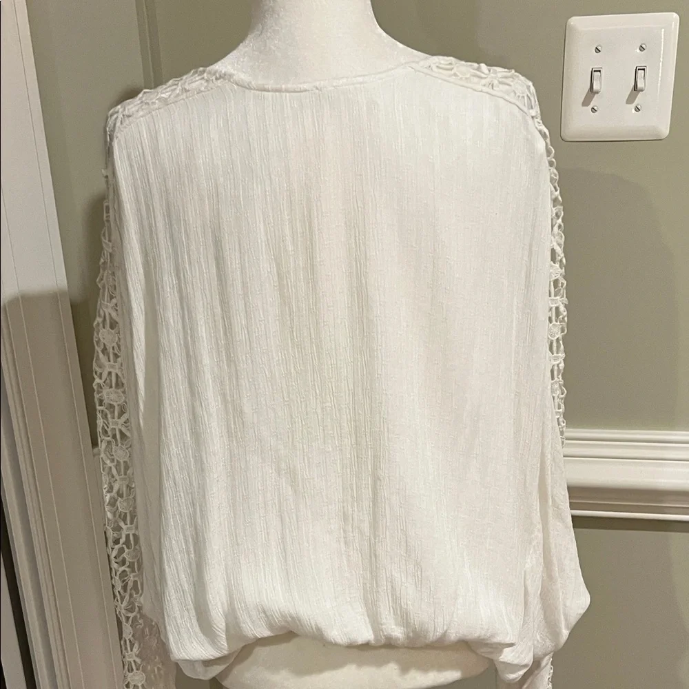 Free People Cream Elastic hem Blouse with Lace Sleeve Detail, EUC, L